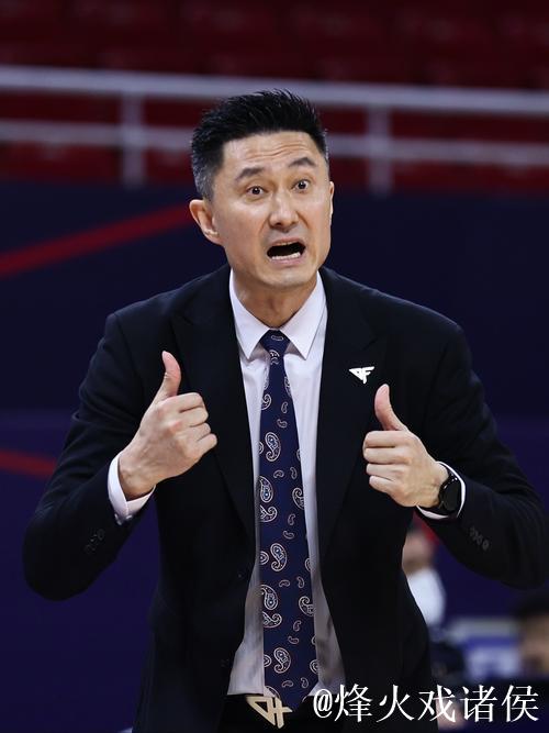 杜锋对攻防与篮板表现不满，详解徐杰对球队的重要作用——胜同曦发布会详报！