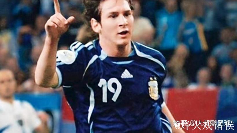 球迷大胆亮相！梅西印度见面会，一人穿C罗球衣穿梭看台