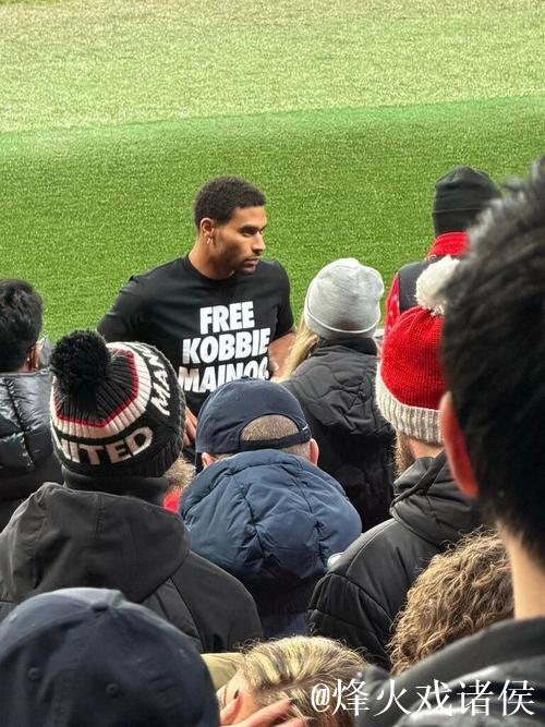 梅努哥哥现身梦剧场穿“放梅努离队”T恤引热议